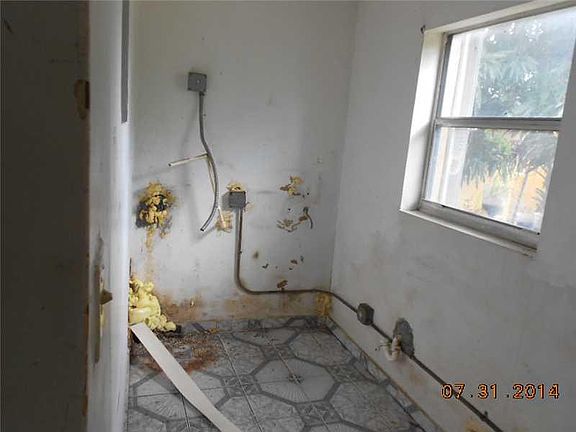 5th image of 636 NW 10th Te