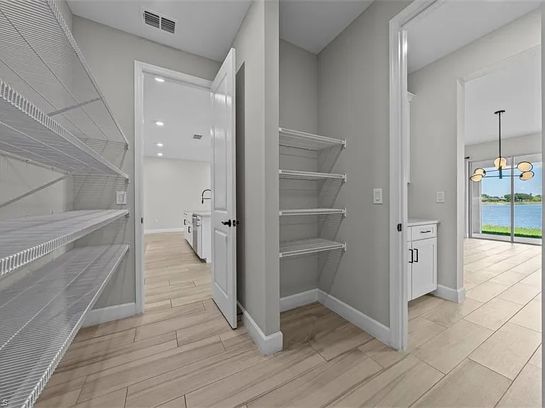2038 Grove Dr — Photo 23