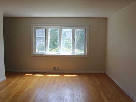 4th image of 82 Garden Dr
