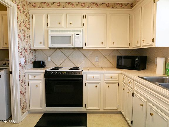 2nd image of 645 Southern Oaks Dr