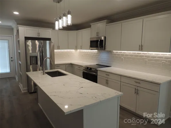 520 1st St W, Conover, NC 28613