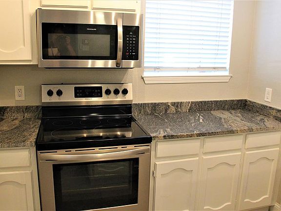 4th image of 1433 Meadowood Village Dr