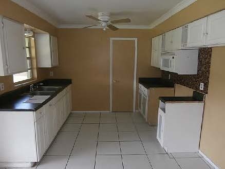 4th image of 210 La Paz Dr
