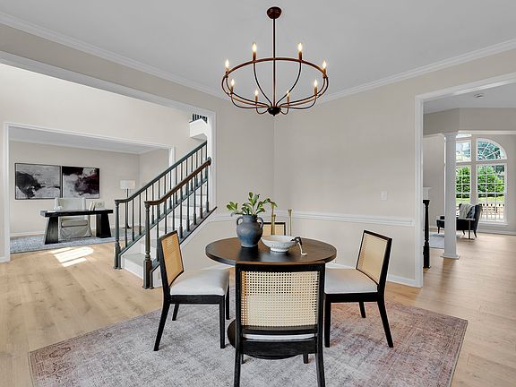 5th image of 12 Noble Oaks Ln