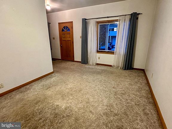 3rd image of 1465 Logan Ave