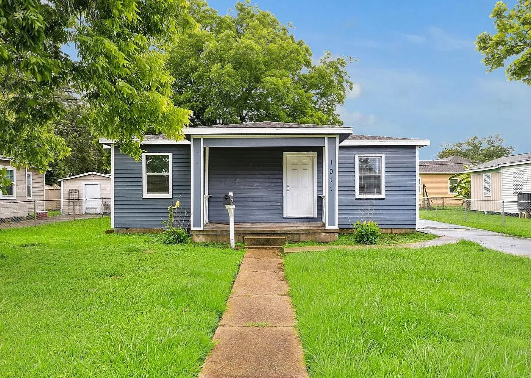 3 bed, 1297 sqft, $1,695 — Photo 1