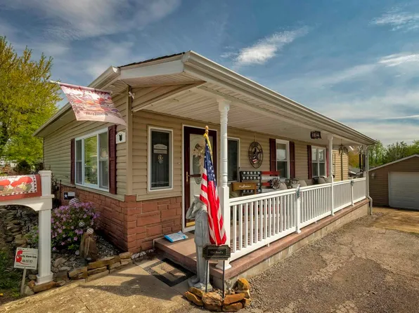 711 W 11th St, Johnston City, IL 62951