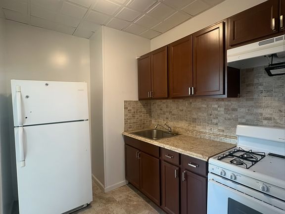 3rd image of 57 7th Ave S #2