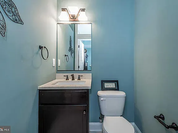 532 Green Ln — Photo 17