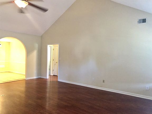 5th image of 117 Autumn Woods Dr