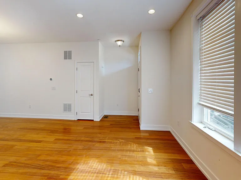 909 Lakeview Ct #909 — Photo 4