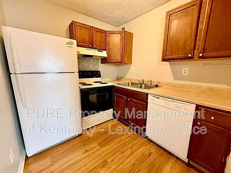 3772 Camelot Dr #4 — Photo 6
