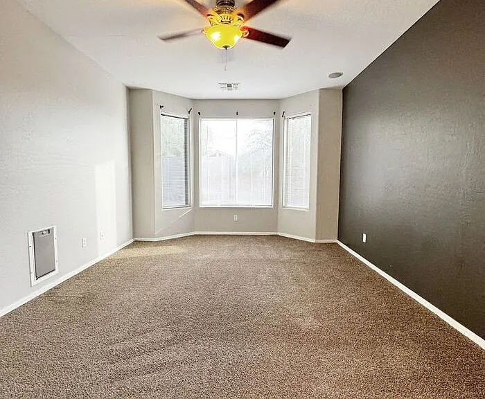 2421 W Ellis St — Photo 38