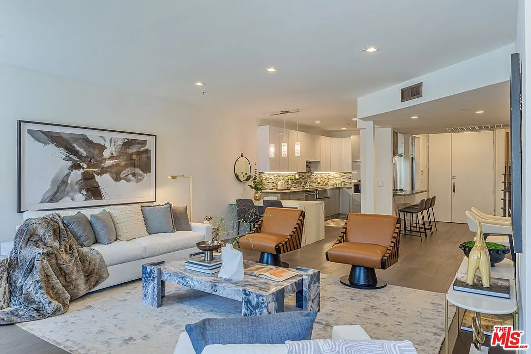 3 bed, 3.0 bath, 2141 sqft, $8,500 — Photo 3