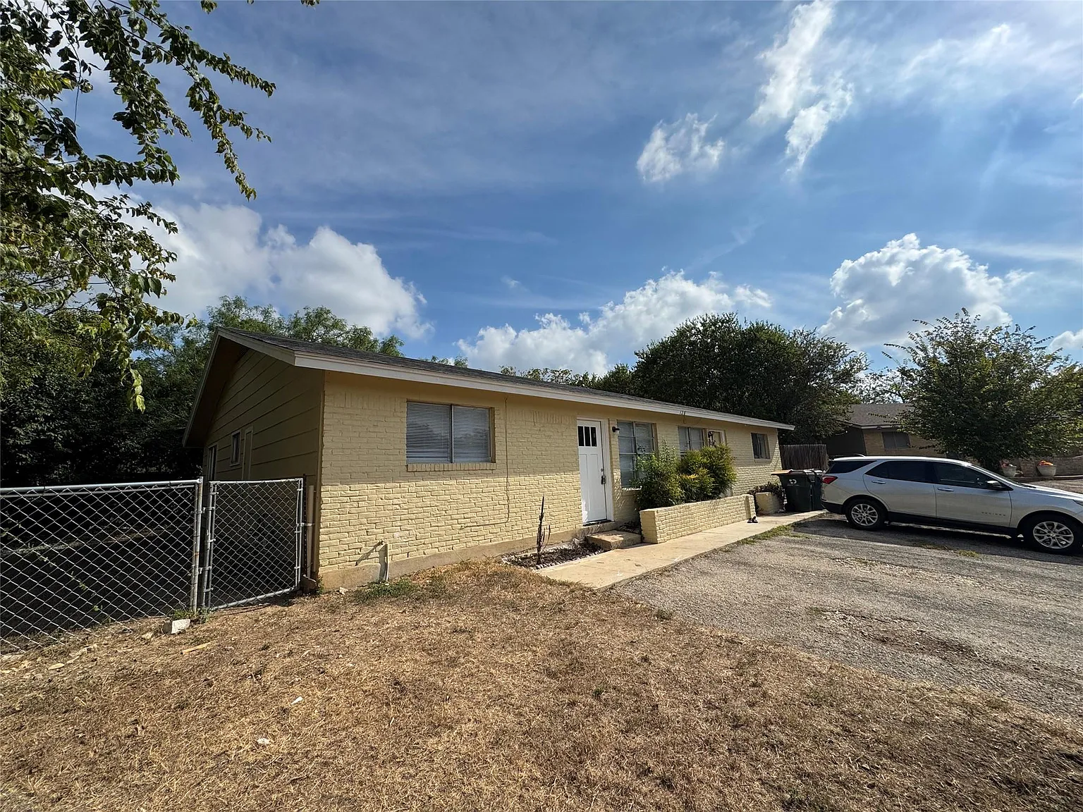 2 bed, 2.0 bath, 884 sqft, $1,395 — Photo 2