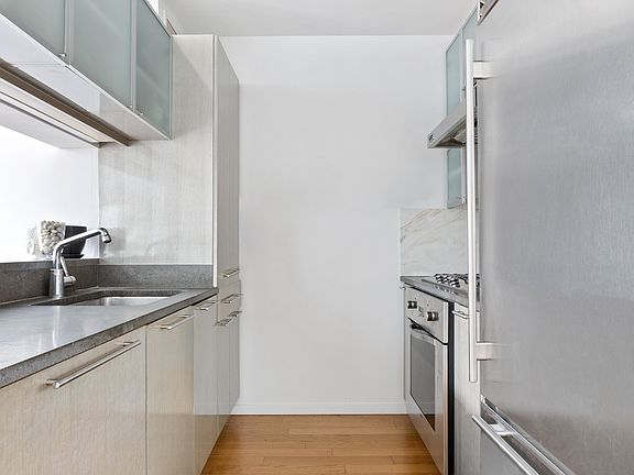 3rd image of 200 Chambers St APT 6K
