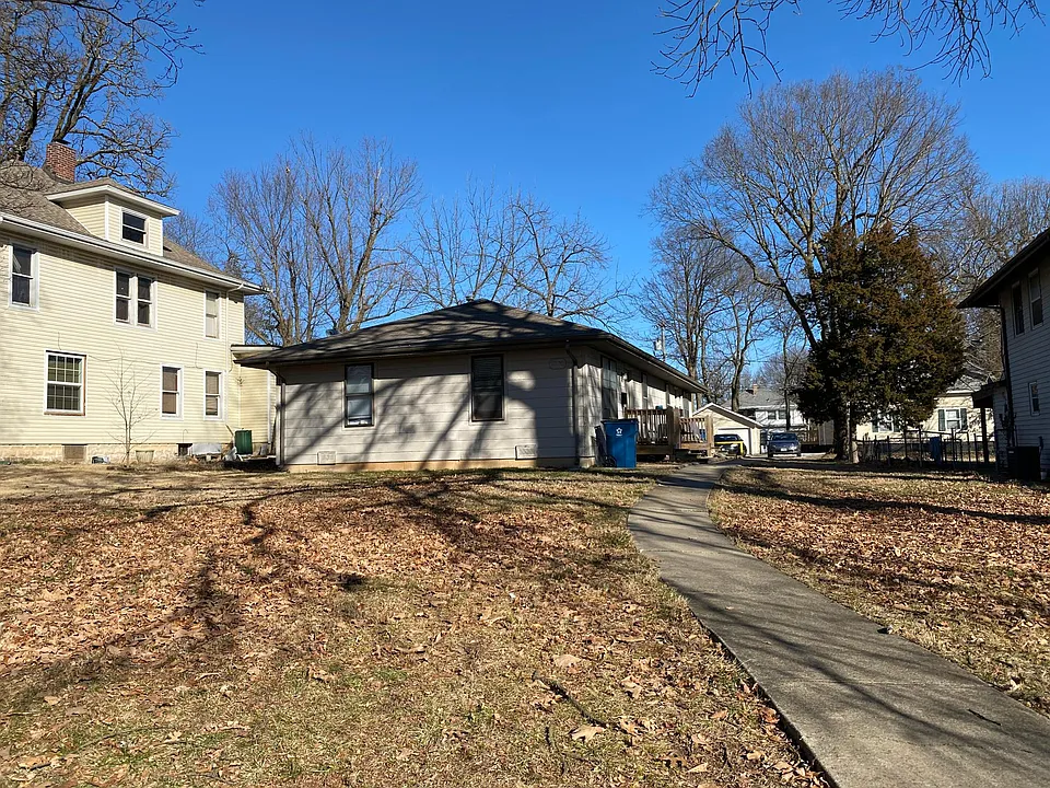 1208 N Summit Ave #A