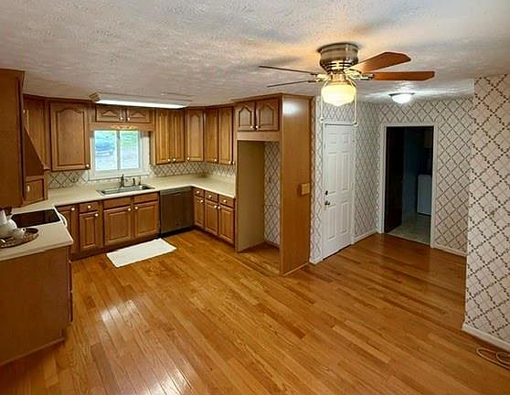 5th image of 8 Wellington Way SE