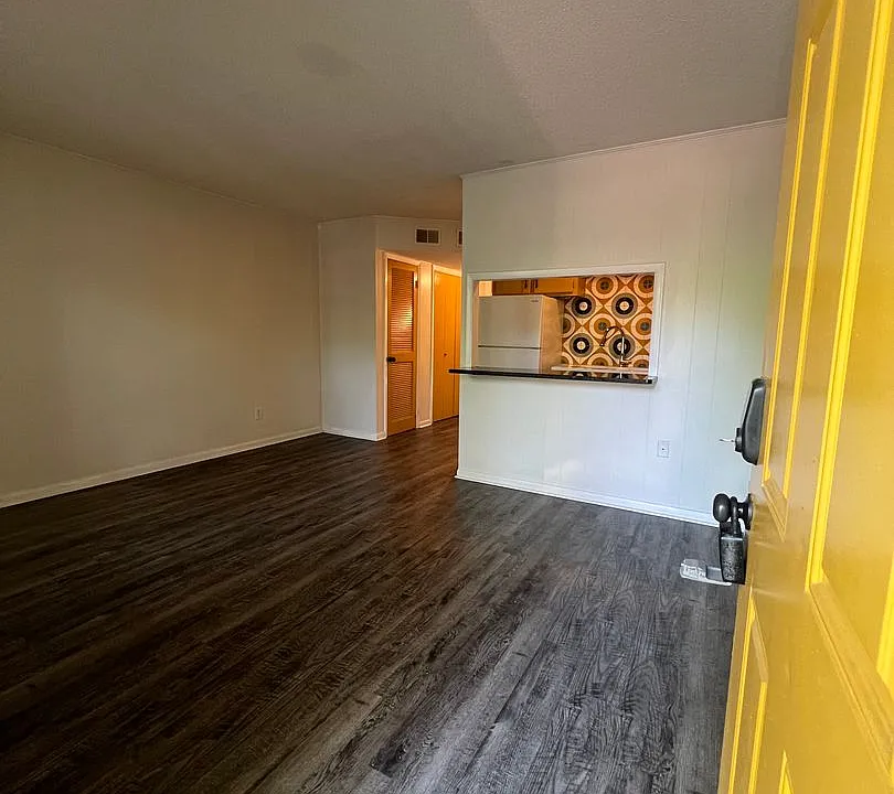 300 8th St SE