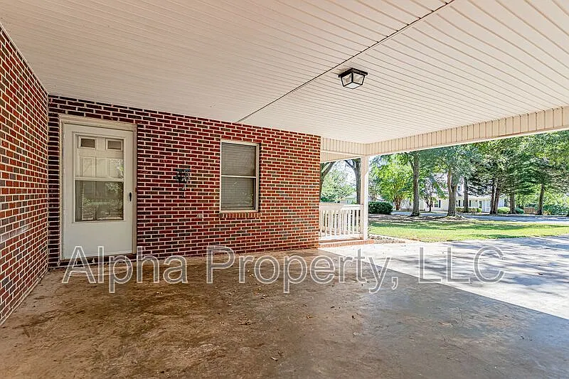 3 bed, 2.0 bath, 1150 sqft, $1,600 — Photo 3