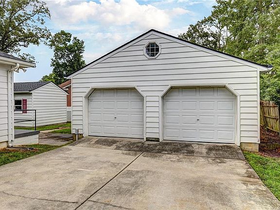 4th image of 203 N Radford Dr