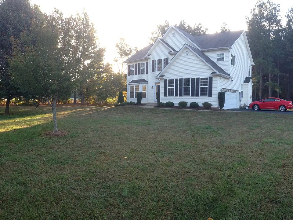 Huge front and backyard (back is fenced in)