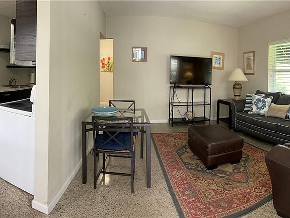 5th image of 832 NE 16th Terrace