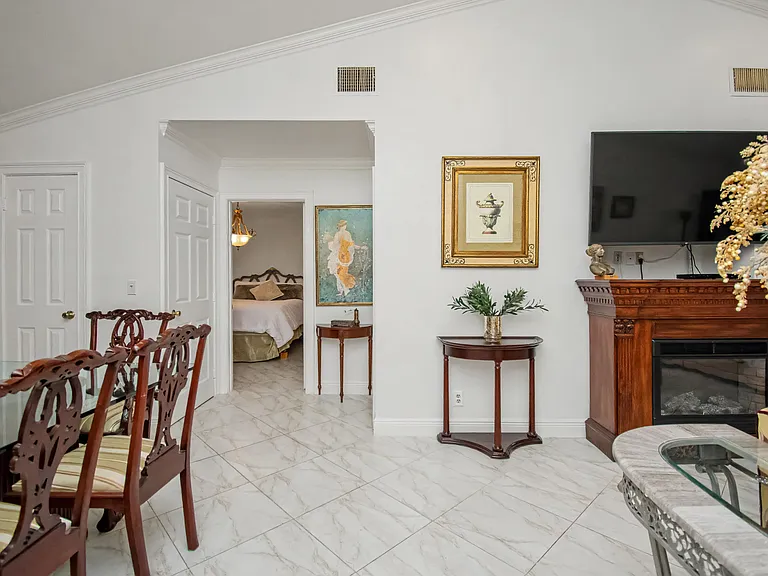 9708 Erica Ct — Photo 9