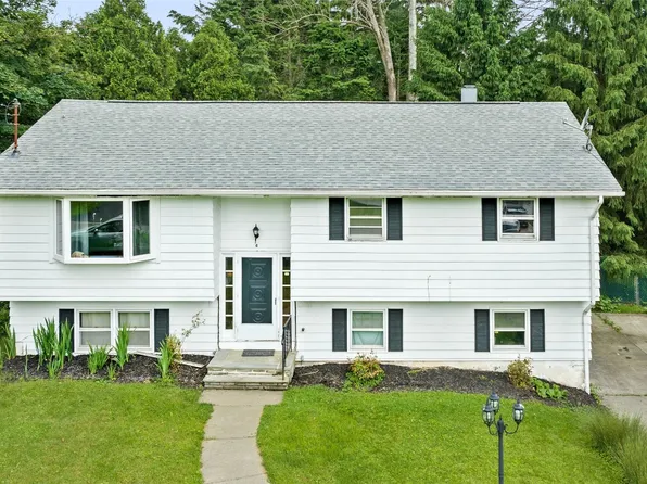 4 Edgebrook Rd, Binghamton, NY 13903