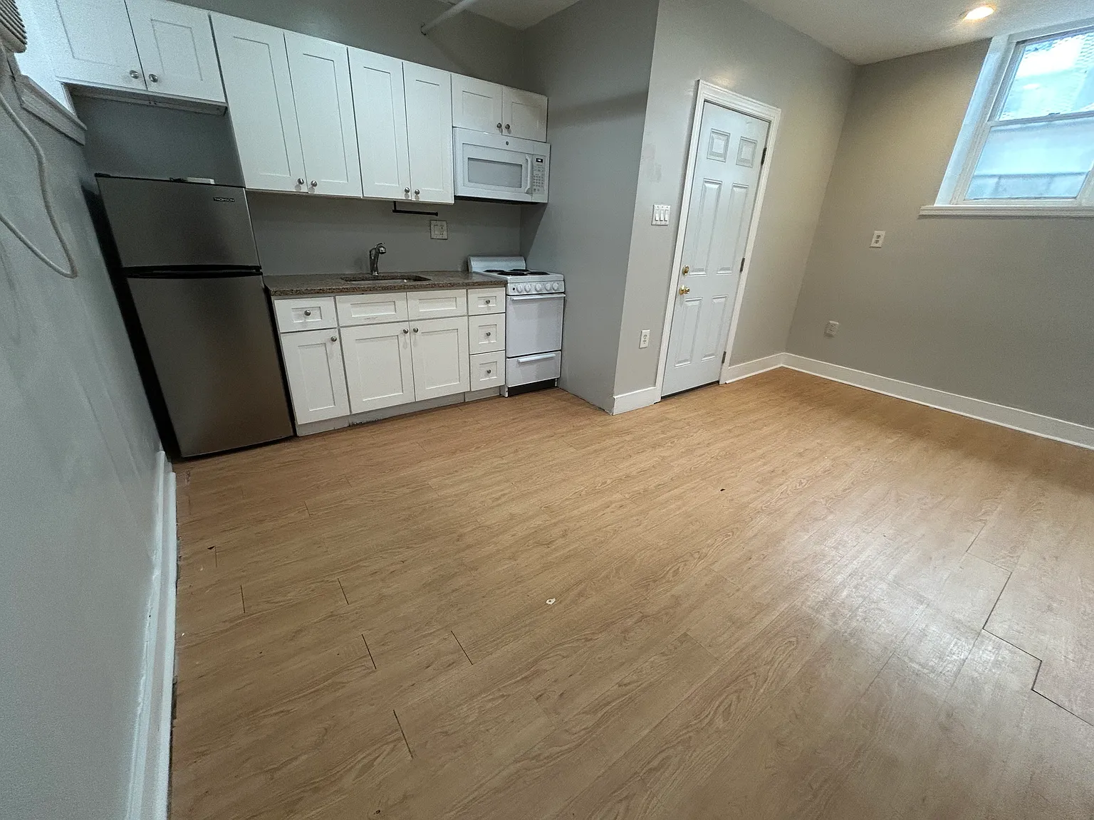 Studio, $890 — Photo 4