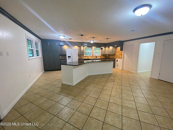 5th image of 608 N Oak St