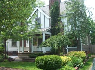 904 Vineshire Rd, Cleveland Heights, OH 44121