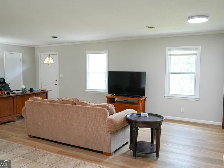 307 Pinewood Dr — Photo 8