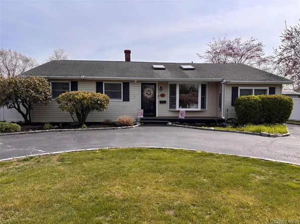 212 Matthews Road, Oakdale, NY 11769