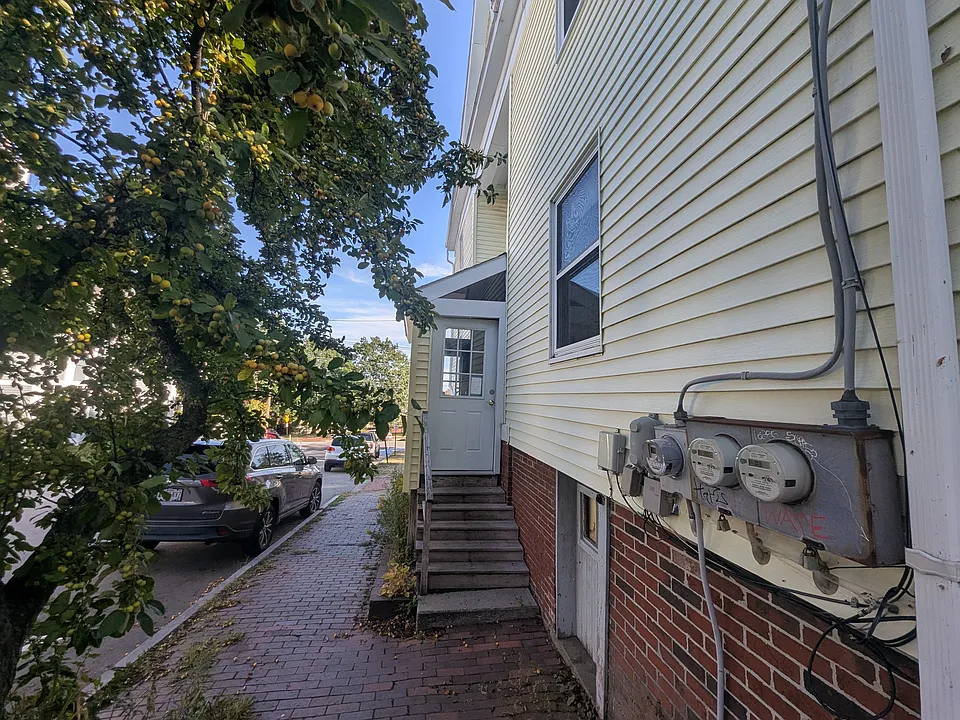 32 Tyng St #34