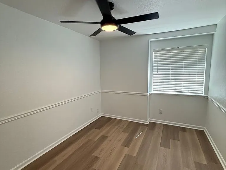 300 Grove Ct — Photo 9