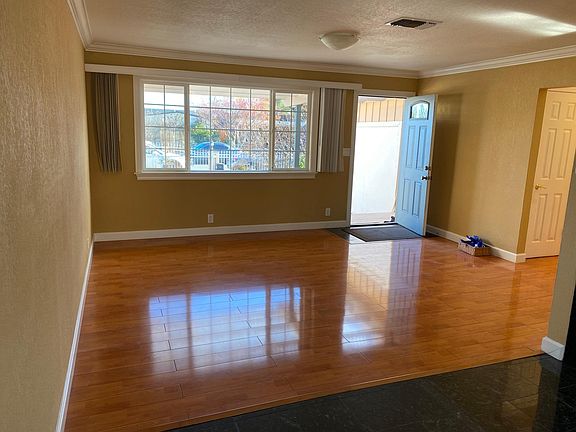4th image of 411 Larkspur Dr