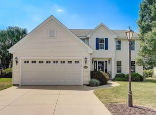 3626 Rivers Crossing Dr, Waukesha, WI 53189