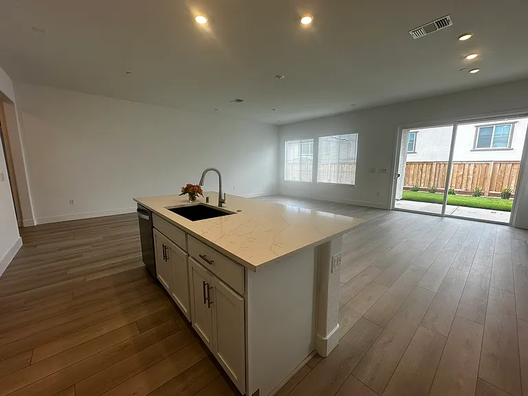 527 E Fiorino St — Photo 15