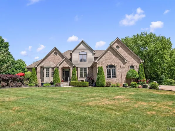 68960 Silver Fox Ln, Washington, MI 48095