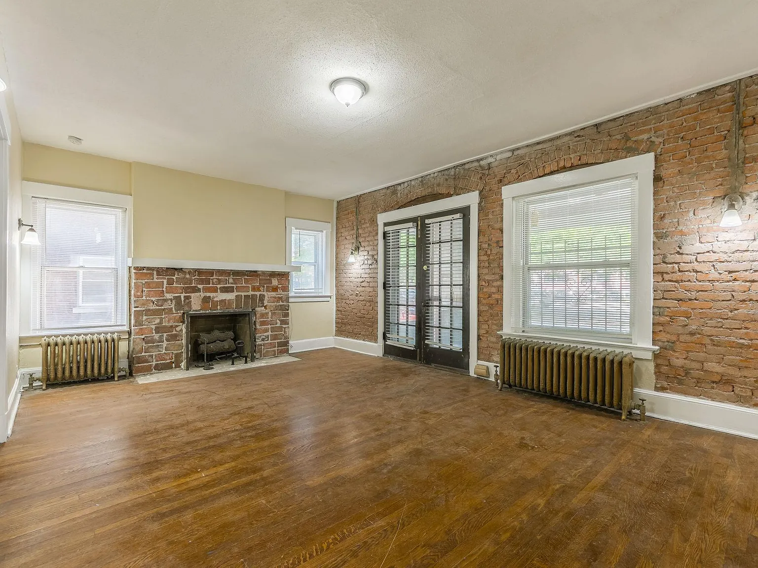 4 bed, 2.5 bath, 2200 sqft, $797 — Photo 2