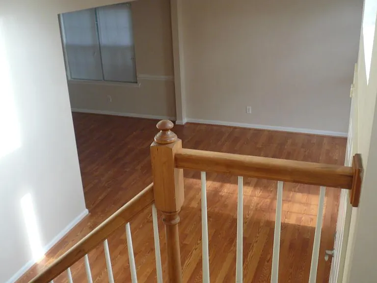 Landing to Living Rm