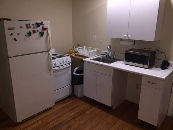 3rd image of 9 Yorkshire Ave Floor 1