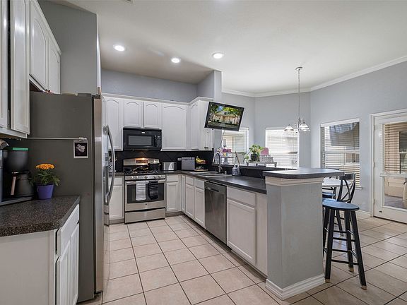 4th image of 1204 Hayden Ln