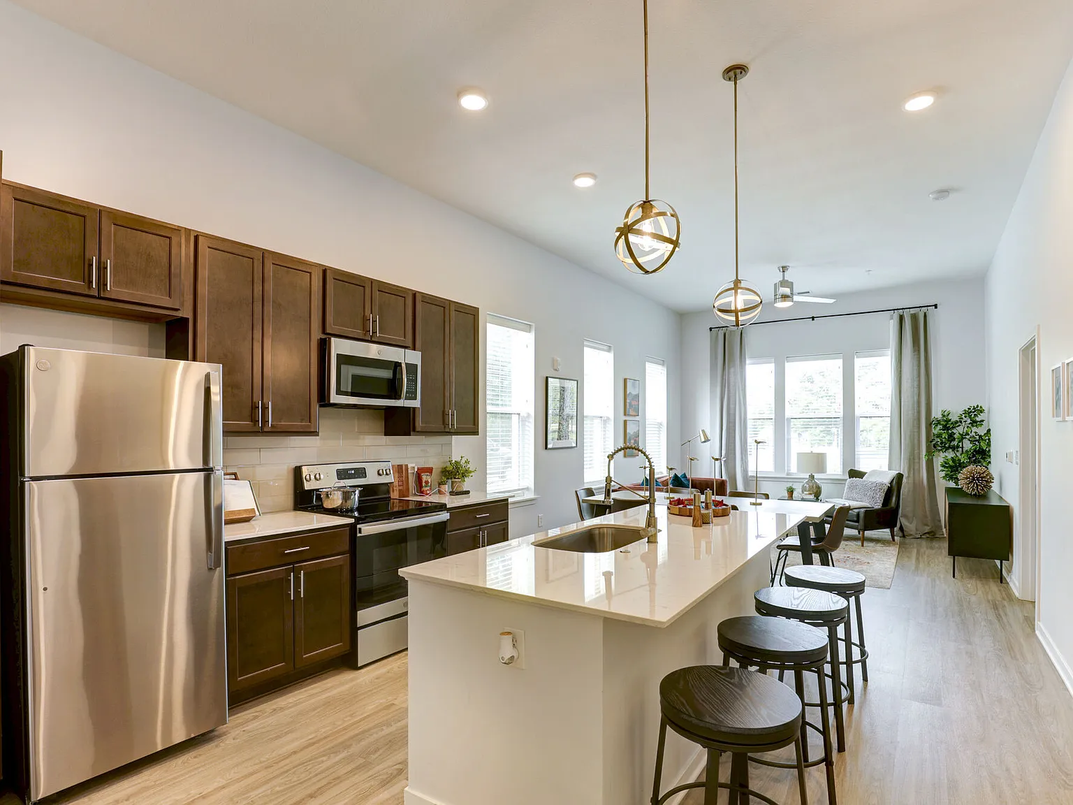 Pullman Pointe — Photo 3
