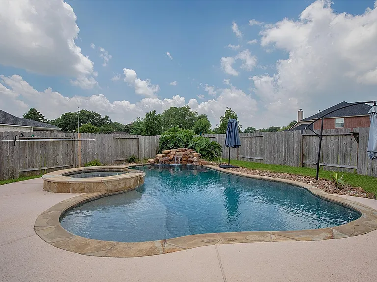 2110 Stonehollow Ct — Photo 2
