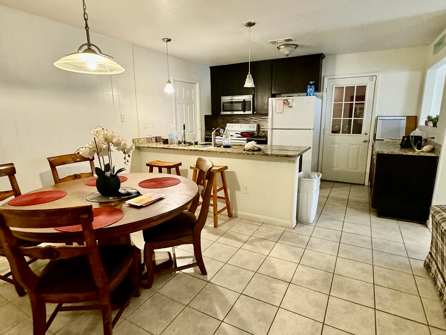 4 bed, 1916 sqft, $550 — Photo 3