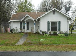 405 W 10th St, Lamar, MO 64759