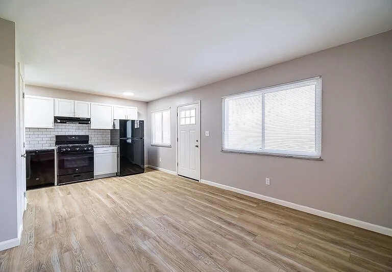 1075 Oak St #E — Photo 7