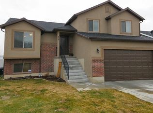 899 W Willow Brook Ln, Pleasant View, UT 84404